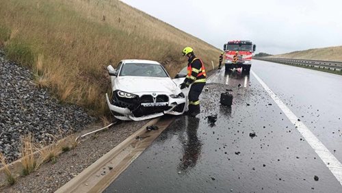 Systém eCall přivolal pomoc k nehodě na D3. Automobil skončil mimo dálnici