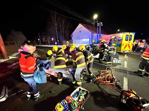 Večerní střet osobních vozidel ochromil dopravu a zranil několik osob