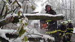 Moravskoslezští hasiči v terénu kvůli sněhu i v noci na čtvrtek