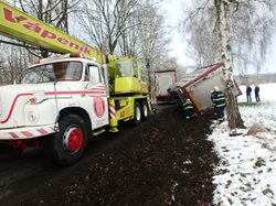 U Chlumce n. C. se převrátil nákladní automobil převážející selata