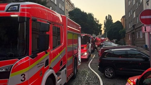 Noční požár bytu v Praze si vyžádal evakuaci desítek lidí. Čtyři osoby skončily v péči záchranářů