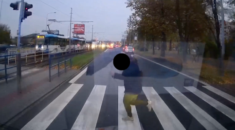 Chodci často zapomínají na sanitky. Každé zdržení může rozhodovat o lidském životě
