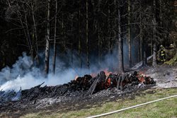 Požár uskladněného dřeva hasilo sedm jednotek hasičů