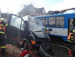 Hasiči vyprošťovali zraněného řidiče dodávky po střetu s ostravskou tramvají