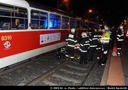 V Praze hasiči vyprostili osobu, která se po střetu s tramvají zaklínila pod soupravu