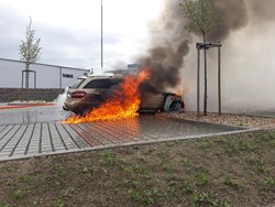 Požár Mercedesu v Plané nad Lužnicí je zatím bez stanovené příčiny