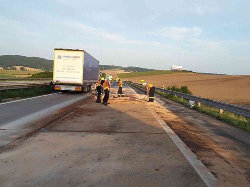 Nafta z kamionu zastavila provoz na dálnici