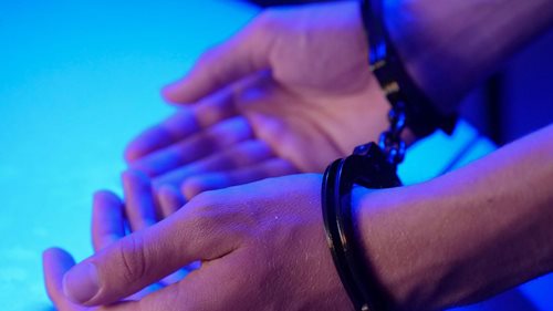 Řidič ujížděl policistům, zastavil ho až PIT manévr. Pak utíkal, padly varovné výstřely