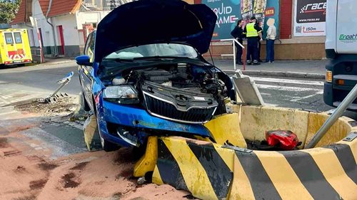 Auto po nehodě zůstalo na betonových blocích. Hasiči ho museli vyprostit technickým automobilem