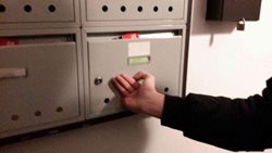 Hasiči vystřihávali mladíkovi prst z poštovní schránky
