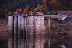 Na přehradě v Dlouhých stráních se převrátil jeřáb. Muž, který jej obsluhoval, zůstal strojem zavalen a na místě svým zraněním podlehl