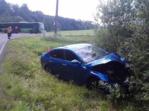 Dopravní nehoda osobního auta a autobusu