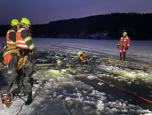 Zásah hasičů u zamrzlé hladiny kvůli potopené čtyřkolce