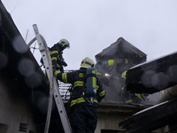Při požáru domu v Brně se zranila majitelka a zasahující hasič