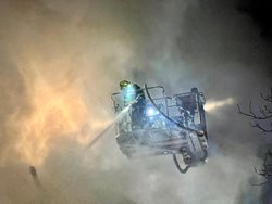 Noční požár domu na Třinecku si vyžádal vážně zraněnou osobu