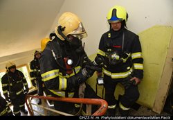 Při požáru technické místnosti na chodbě domu ve Strašnicích bylo evakuováno 15 osob