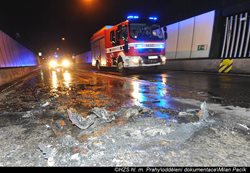 Automobil ve Strahovském tunelu zachvátily plameny