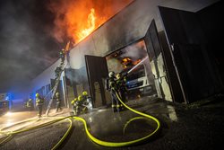 Požár zachvátil garáže v areálu čistíren v Náchodě