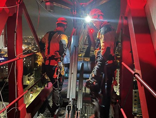 Náročný výstup na jeřáb: Hasiči lezci během výcviku zachránili muže z kabiny i z ramene konstrukce