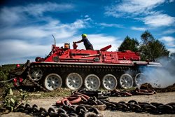 Video: Hasičský tank vyprošťuje lávky z koryta Bělé