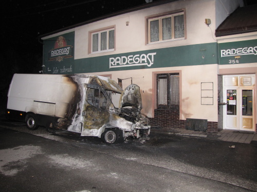 Hořící dodávka poničila na Karvinsku přední část restaurace