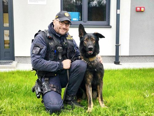 Hrdinský zásah psovoda a jeho psa: Seniorka ztracená v horách byla včas zachráněna