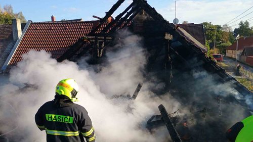 Hasiči zabránili rozšíření požáru na další objekty. Jedna osoba se zranila