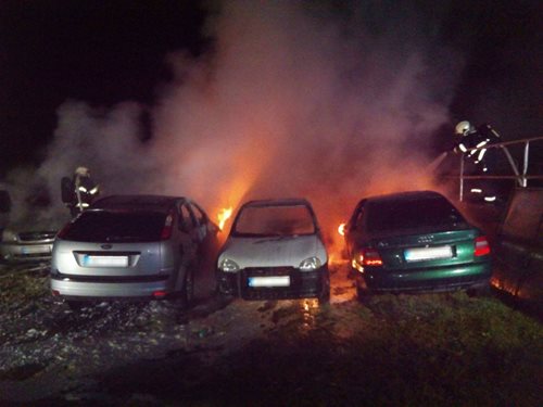 V Aši po půlnoci začala hořet zaparkovaná auta u autoservisu
