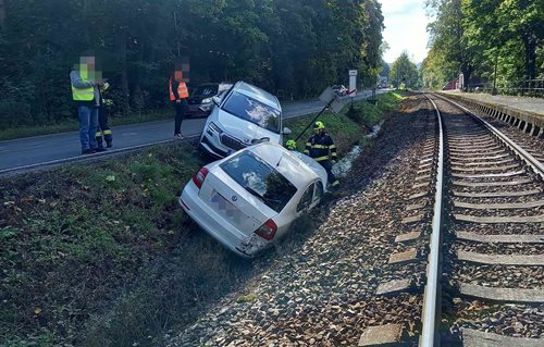 Srážka aut zablokovala trať: Vlaky v Hronově musely zpomalit
