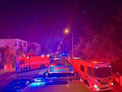 Noční požár bytu: Hasiči zachránili 20 osob