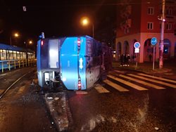 Hasiči zvedali v noci na kola autobus na křižovatce v Ostravě-Porubě