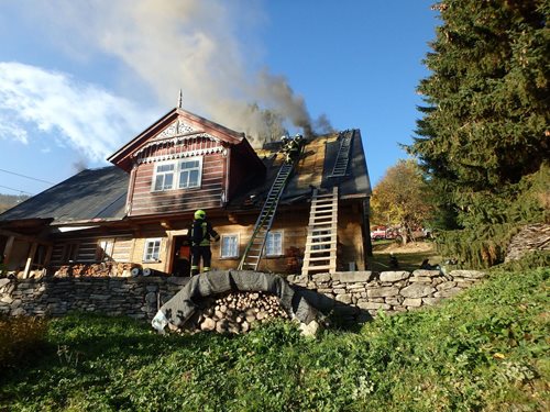 Nedbalost zapřičinila požár střechy roubenky.