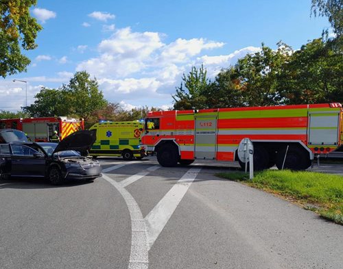 Srážka dvou osobních vozidel zastavila provoz na dálnici