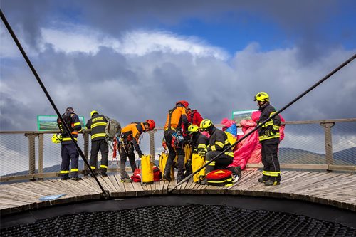 Koordinovaná záchrana paraglidistů v náročném horském terénu