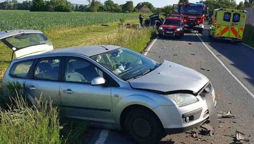 Čelní střet dvou aut zaměstnal záchranáře. Hasiči museli vyprošťovat zraněnou osobu