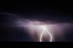 Silný vítr nezpůsobil v Praze větší škody, nejvíce práce měli hasiči s poškozeným komínem
