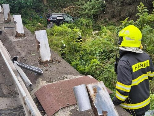 Vozidlo prorazilo svodidla a spadlo pod nadjezd, řidič podlehl zraněním