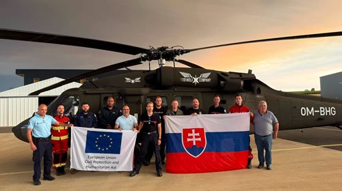 Slovenští hasiči už zasahují ve Francii. S vrtulníkem Black Hawk bojují proti lesním požárům