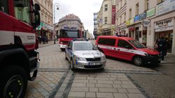 V Karlových Varech hořelo v prodejně potravin Nakupující se evakuovali před příjezdem hasičů.