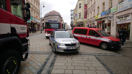 V Karlových Varech hořelo v prodejně potravin Nakupující se evakuovali před příjezdem hasičů.