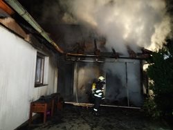 Dvoumiliónová škoda po požáru střechy v obci Libníč