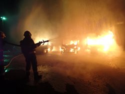 Večerní požár v Lípě zničil několik vozidel