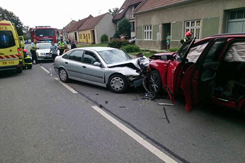 Šest lidí se zranilo při dopravní nehodě