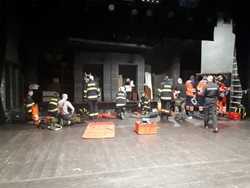 Muže v Plzni zranila část jevištní scény