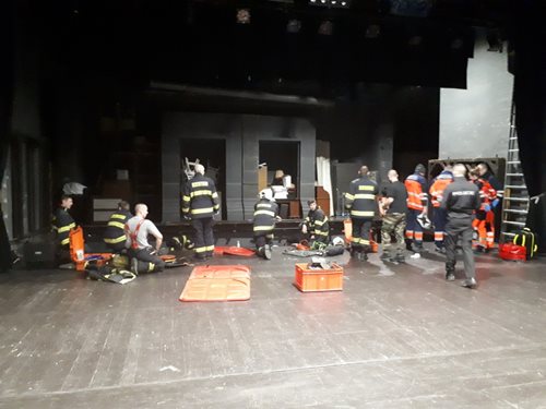 Muže v Plzni zranila část jevištní scény