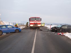 Nehoda dvou osobních vozidel zablokovala cestu u Oldřichovic na Zlínsku. Po nehodě skončili tři lidé v nemocnici