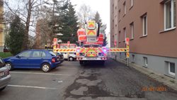 Úspěšná záchrana poštolky uvízlé na okraji střechy v Rýmařově