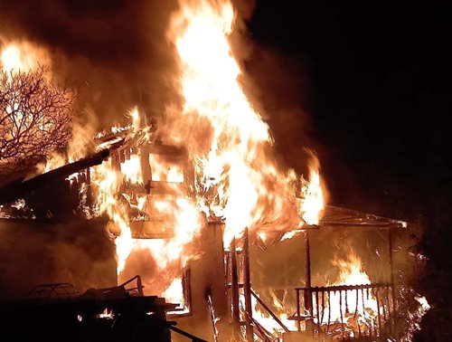 Požár chaty způsobil vysokou škodu a ohrozil okolní budovy