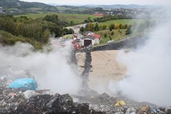 Na likvidaci požáru skládky na Benešovsku bylo nasazeno pásové rypadlo