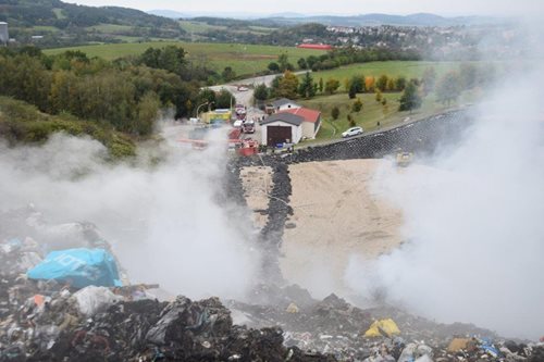 Na likvidaci požáru skládky na Benešovsku bylo nasazeno pásové rypadlo